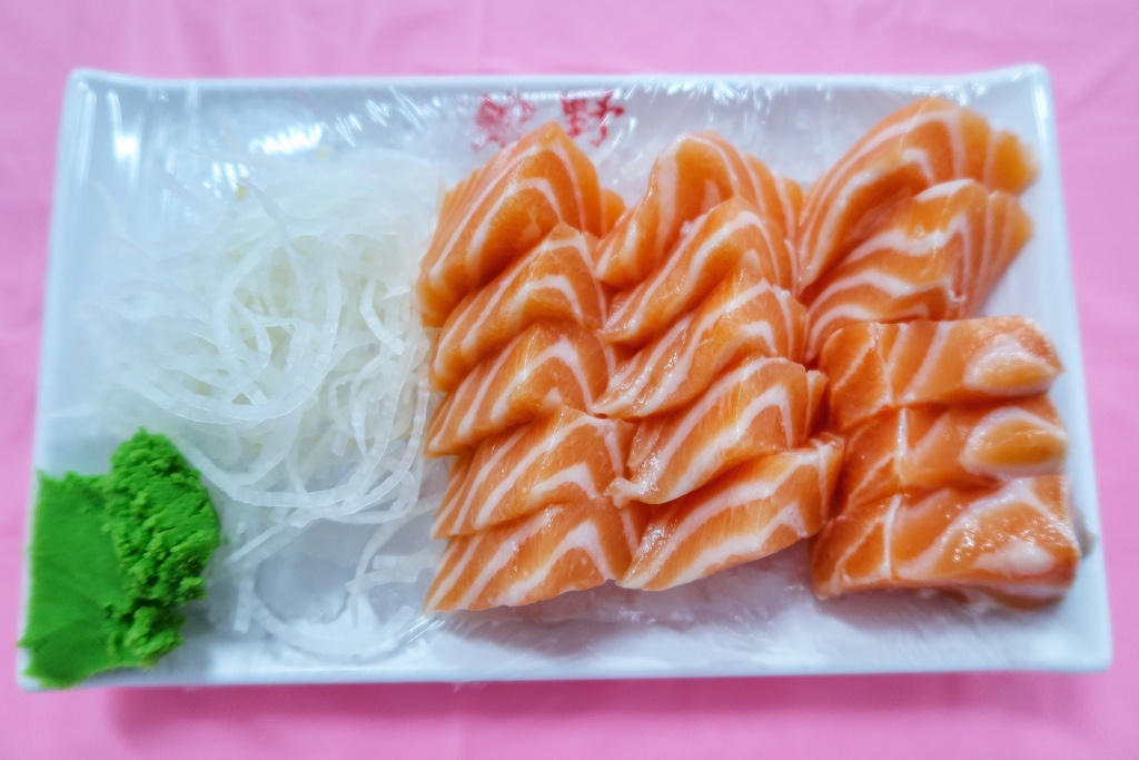 【阿興生魚片】必吃屏東百元超厚生魚片，老饕必點隱藏版龍蝦麵! @混血珊莎的奇幻旅程