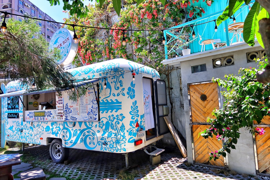 【Summer Box 夏天的盒子】網美系冰品飲料店，藍白貨櫃屋超好拍! @混血珊莎的奇幻旅程