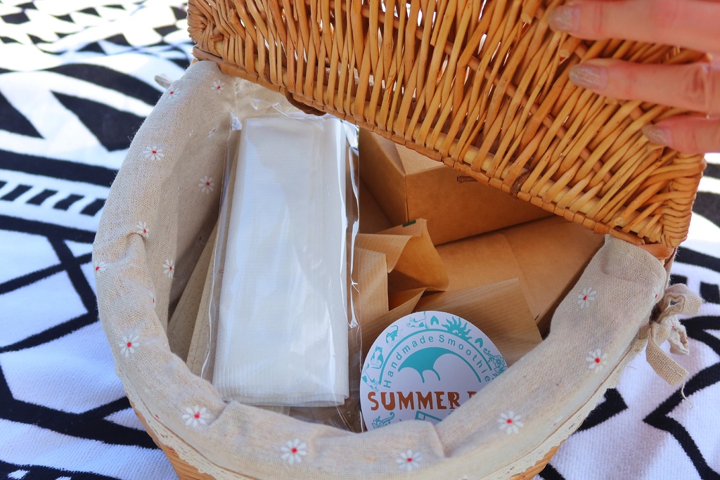 【Summer Box 夏天的盒子】網美系冰品飲料店，藍白貨櫃屋超好拍! @混血珊莎的奇幻旅程