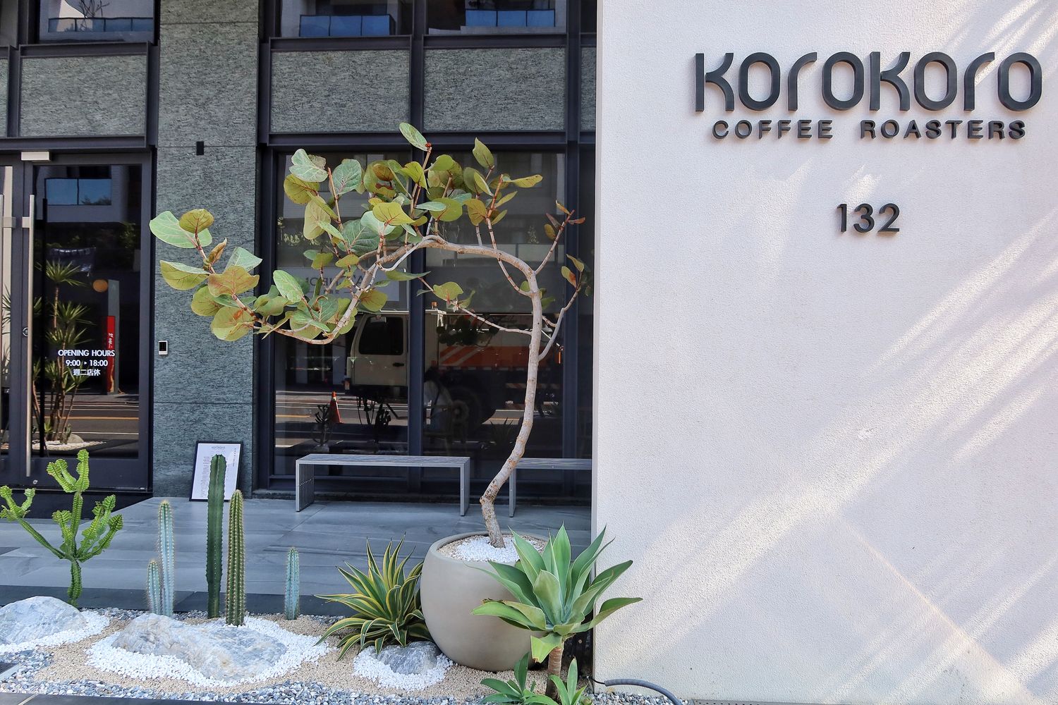 【安平咖啡廳】KOROKORO COFFEE|新開幕純白系台南網美咖啡廳，明亮採光超好拍! @Sansa Blog-混血珊莎的奇幻旅程
