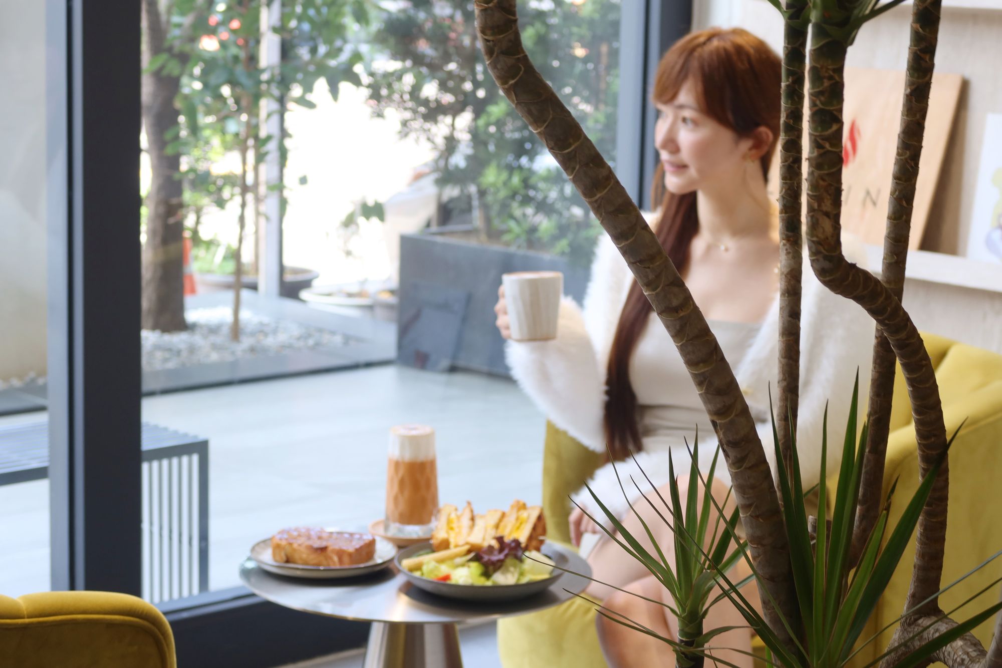 【安平咖啡廳】KOROKORO COFFEE|新開幕純白系台南網美咖啡廳，明亮採光超好拍! @混血珊莎的奇幻旅程