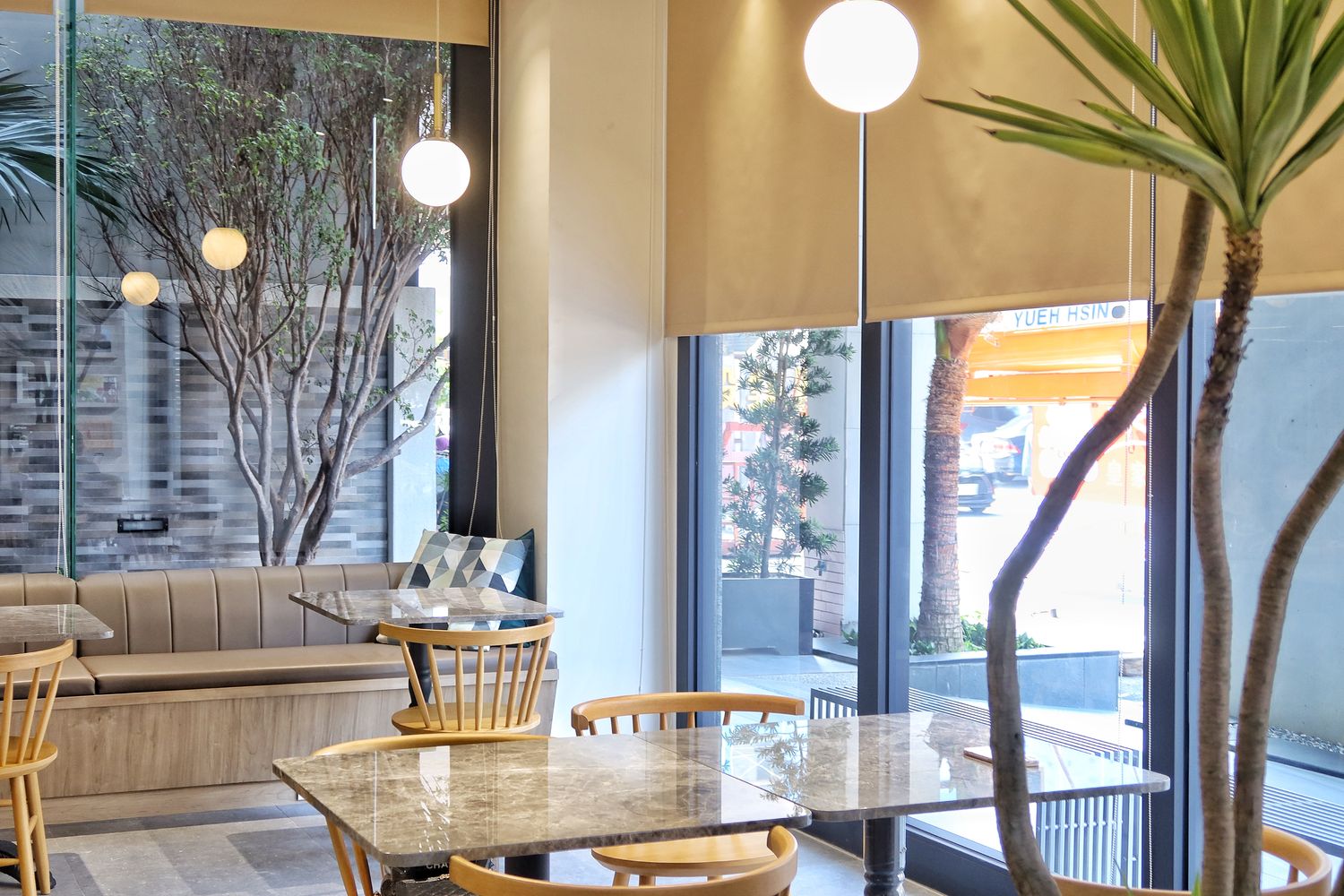 【安平咖啡廳】KOROKORO COFFEE|新開幕純白系台南網美咖啡廳，明亮採光超好拍! @Sansa Blog-混血珊莎的奇幻旅程