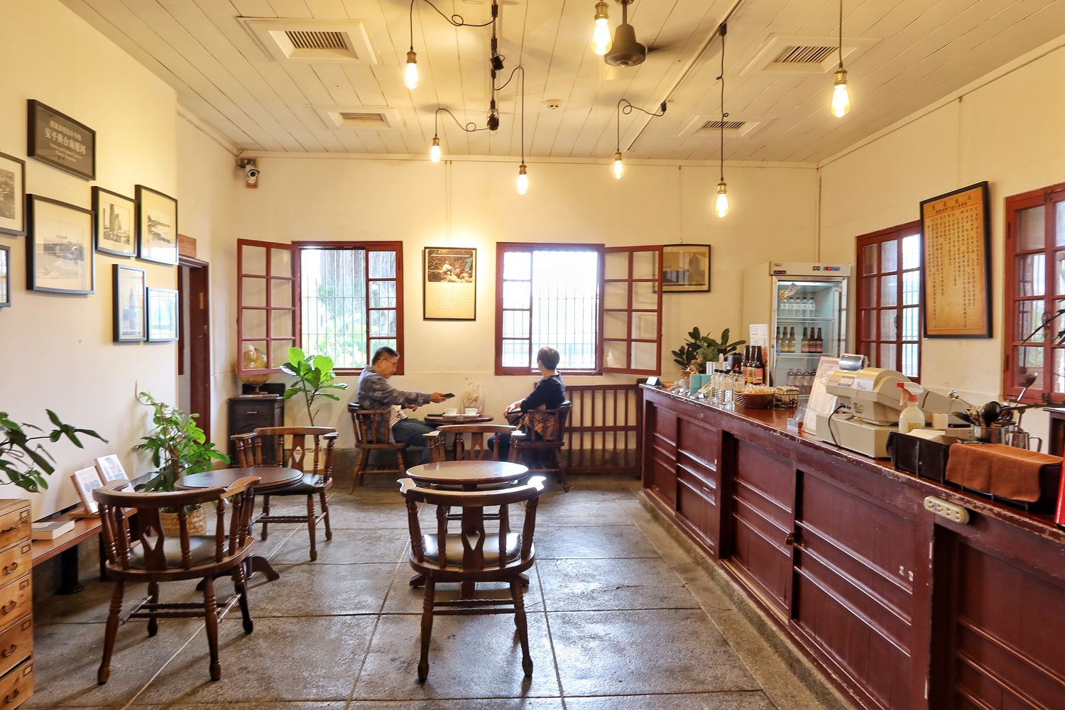 【台南老宅咖啡】河岸咖啡Riverbank café|安平河畔新開幕咖啡廳，坐在百年日式老宅內喝下午茶! @Sansa Blog-混血珊莎的奇幻旅程