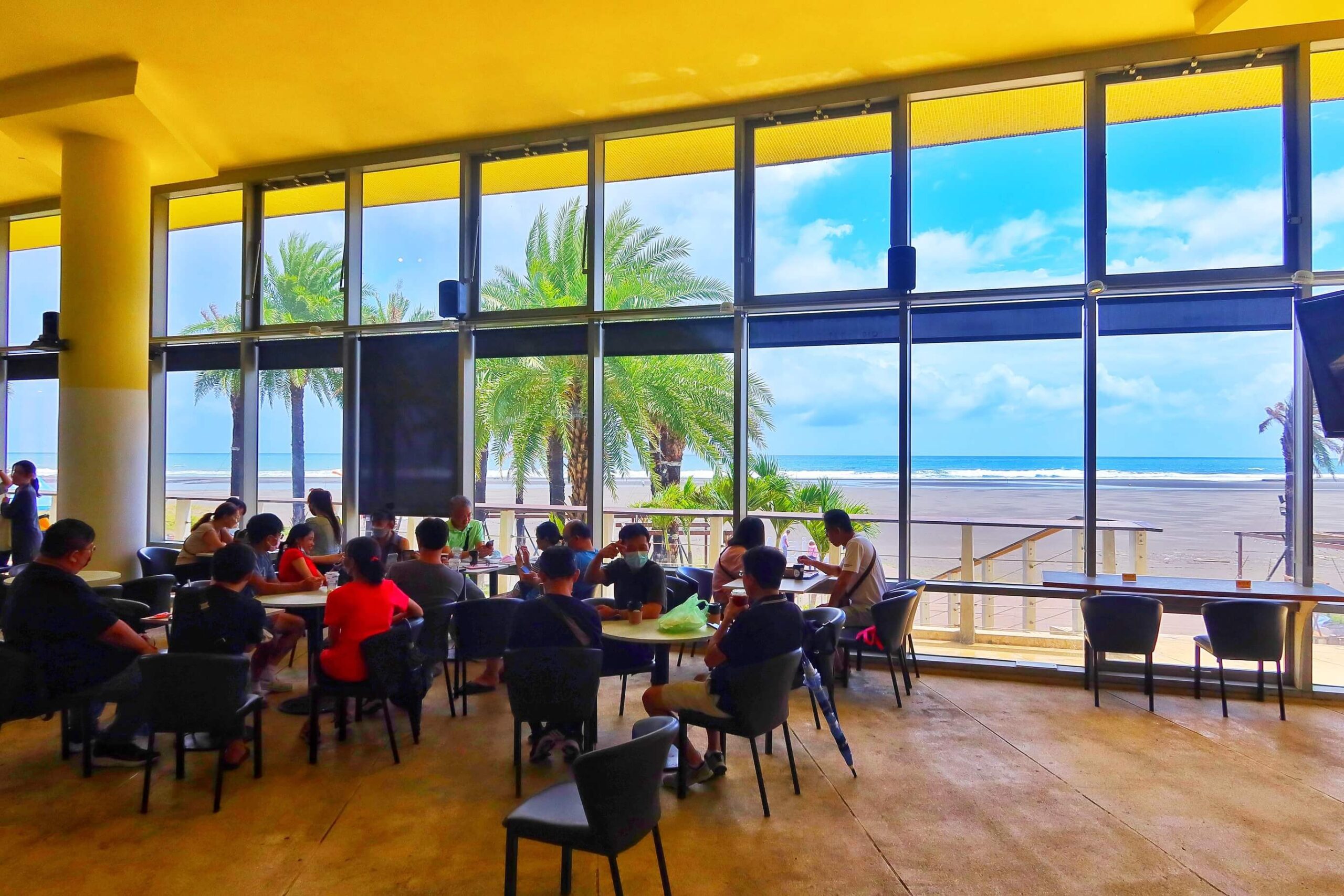 【宜蘭咖啡廳海邊】九號咖啡外澳館│眺望龜山島海景第一排，用餐不限時，走出門就是沙灘，玩沙踏浪景點推薦! @Sansa Blog-混血珊莎的奇幻旅程