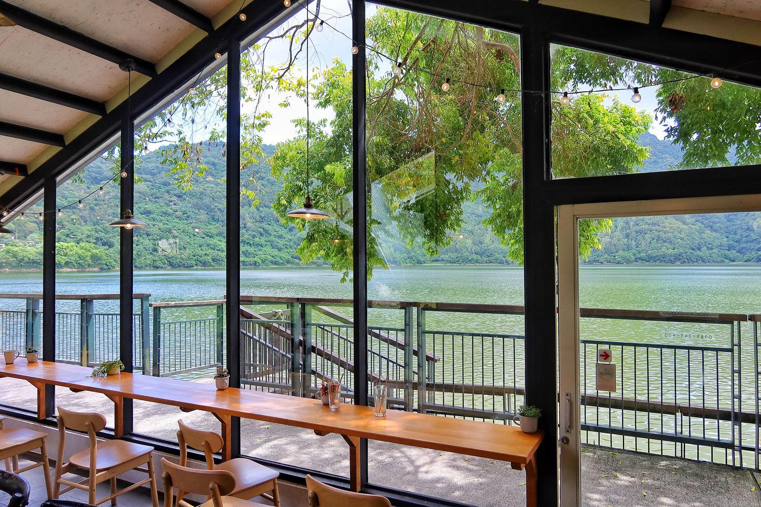 【壽豐鄉景點】黑屋 cafe~透明玻璃屋，鯉魚潭河景第一排，享受湖邊悠閒時光! @珊莎Blog