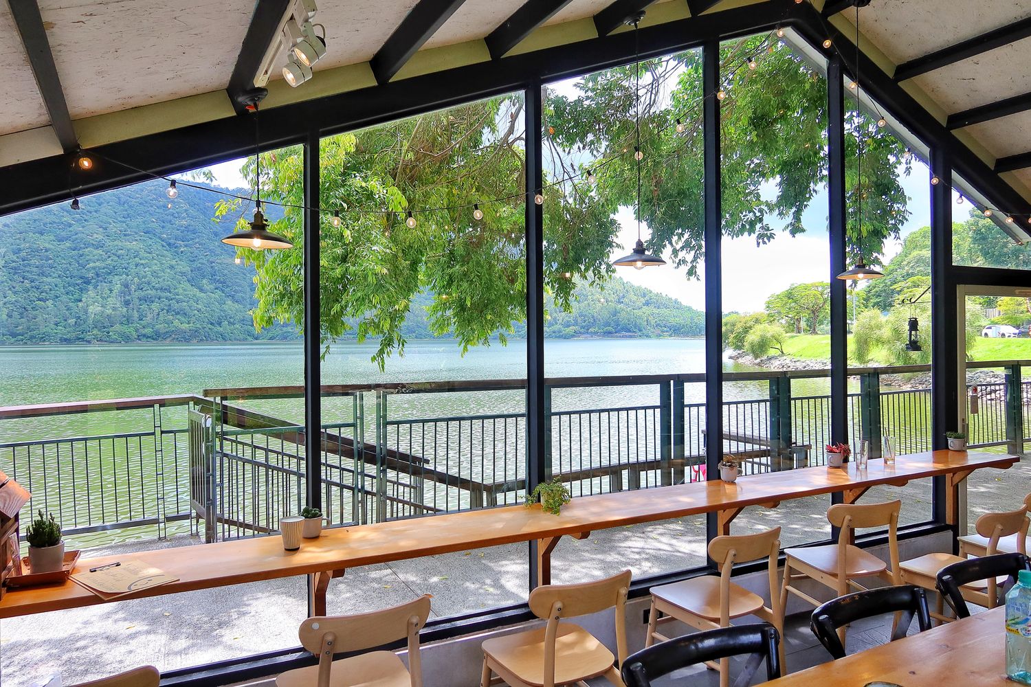【壽豐鄉景點】黑屋 cafe~透明玻璃屋，鯉魚潭河景第一排，享受湖邊悠閒時光! @珊莎Blog