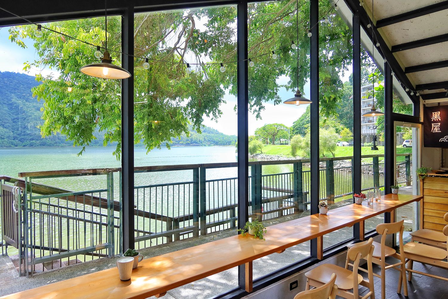 【壽豐早午餐】黑屋 cafe 透明玻璃屋，鯉魚潭河景第一排，享受湖邊悠閒時光! @混血珊莎的奇幻旅程