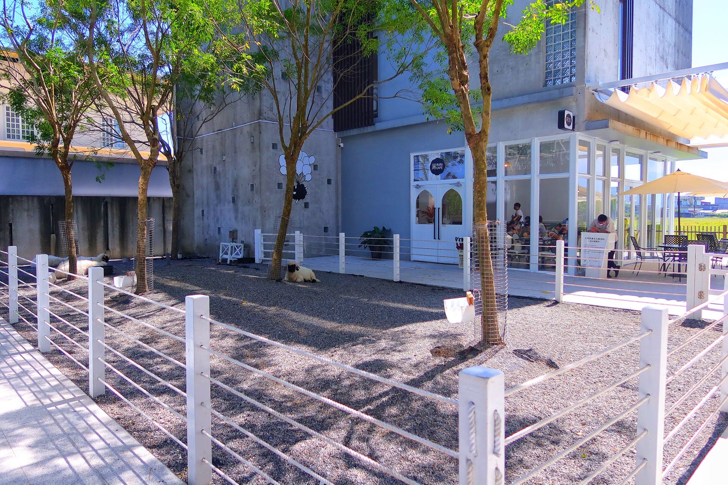 【宜蘭五結景點】黑RURU CAFE，笑笑羊咖啡廳，互動餵食萌翻天，黑白色系清水模餐廳，享受鄉村風下午茶! @Sansa Blog-混血珊莎的奇幻旅程