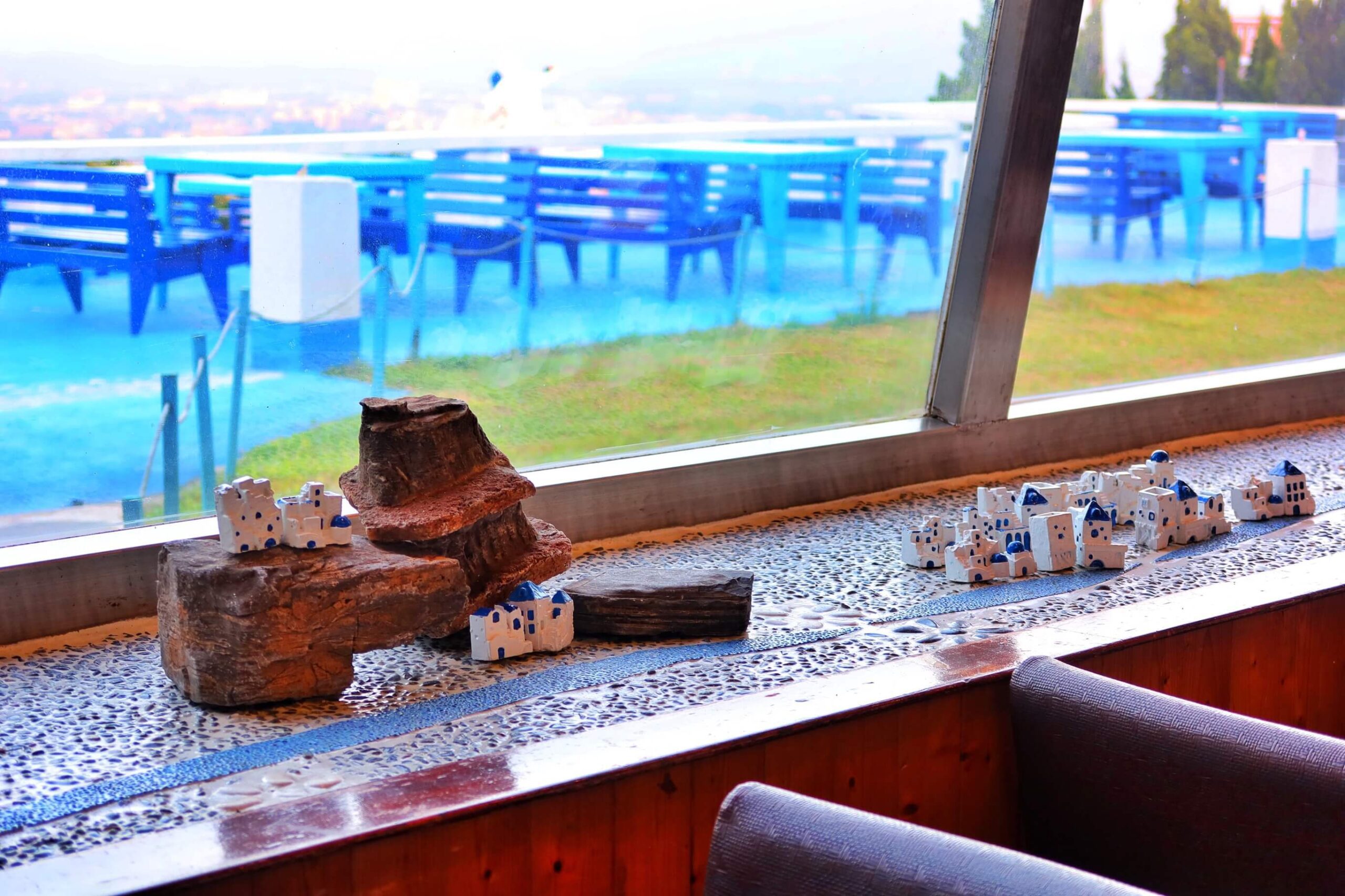 【龍潭咖啡廳】白圍牆地中海景觀咖啡|藍白希臘風格超好拍，飽覽乳姑山絕佳美景，營業到凌晨四點，看夕陽看夜景一次滿足! @Sansa Blog-混血珊莎的奇幻旅程