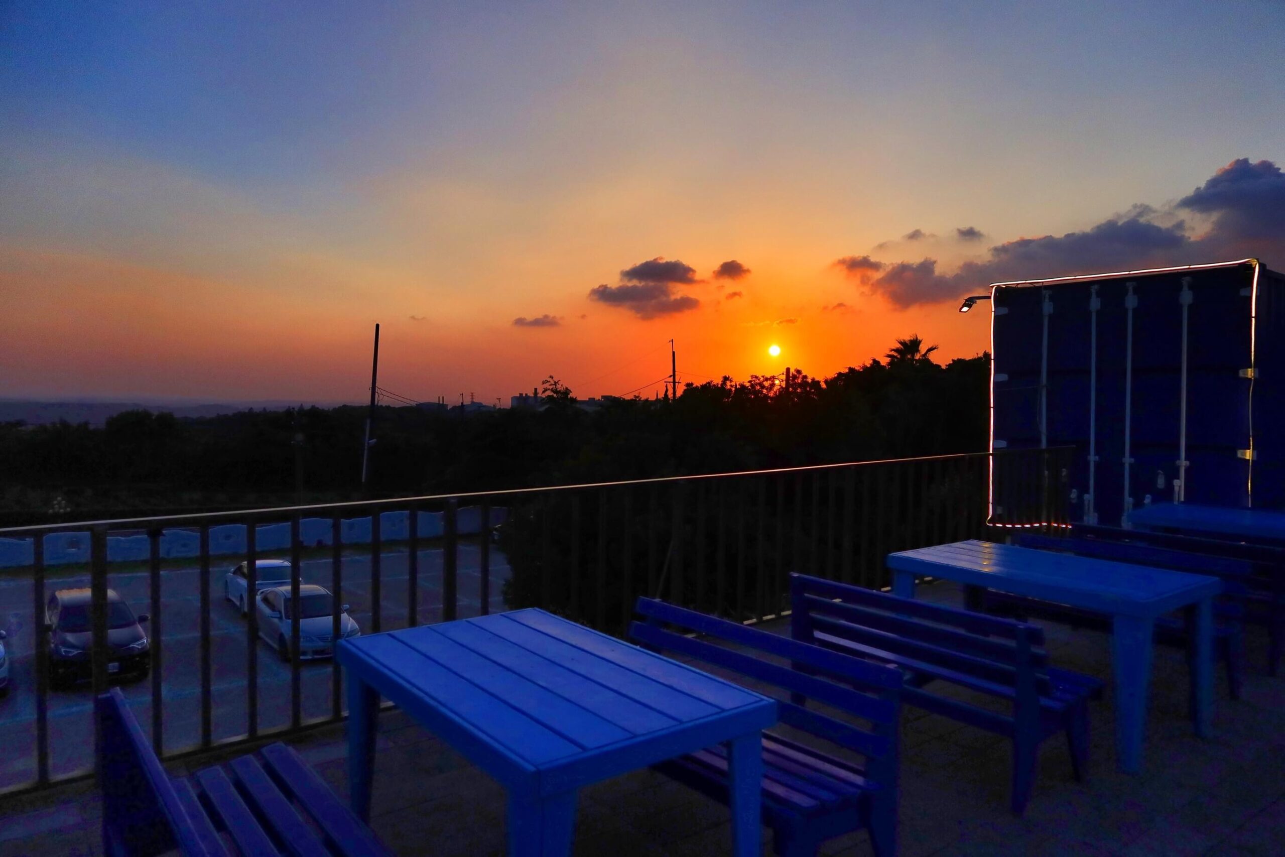 【龍潭咖啡廳】白圍牆地中海景觀咖啡|藍白希臘風格超好拍，飽覽乳姑山絕佳美景，營業到凌晨四點，看夕陽看夜景一次滿足! @珊莎Blog