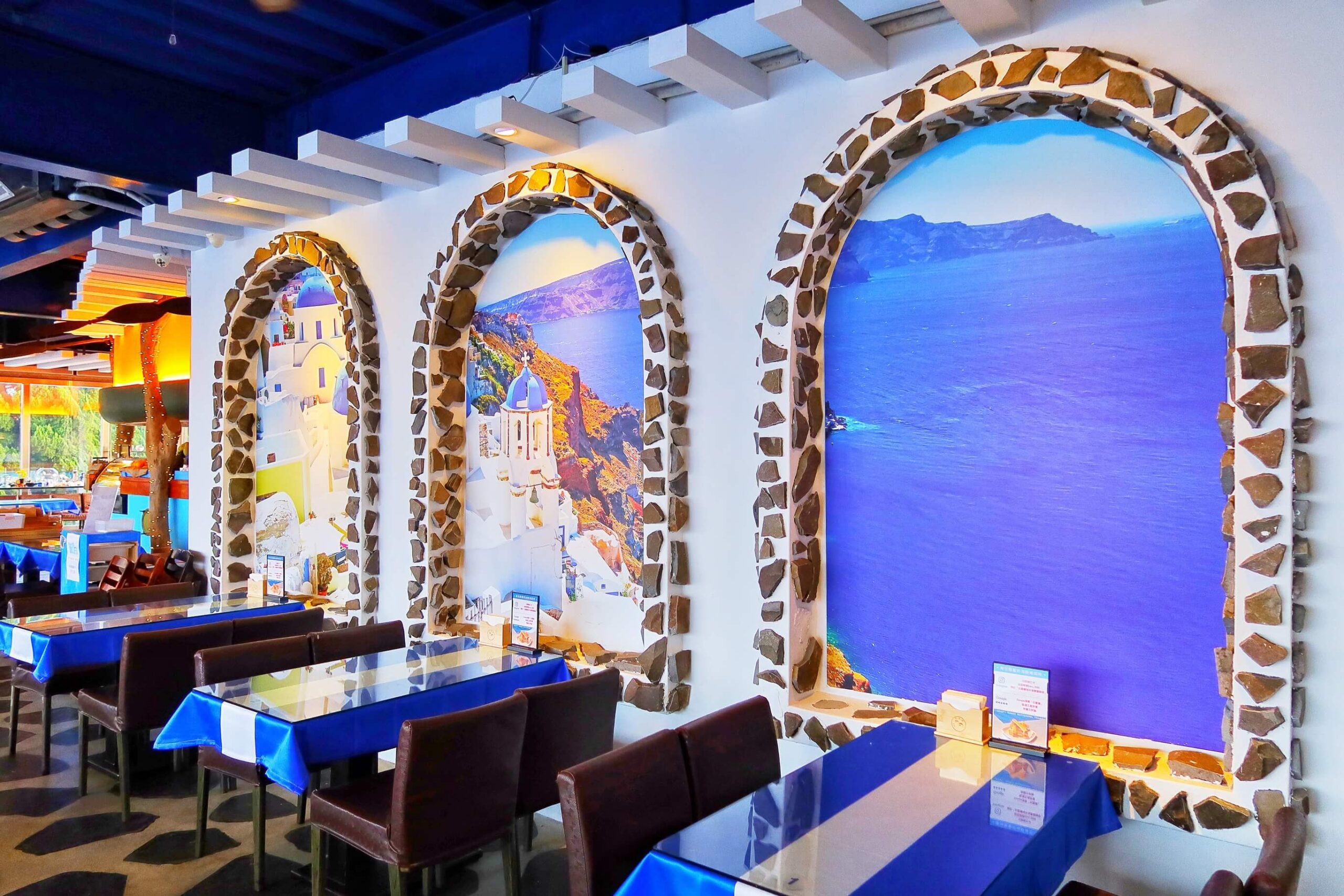 【龍潭咖啡廳】白圍牆地中海景觀咖啡|藍白希臘風格超好拍，飽覽乳姑山絕佳美景，營業到凌晨四點，看夕陽看夜景一次滿足! @Sansa Blog-混血珊莎的奇幻旅程