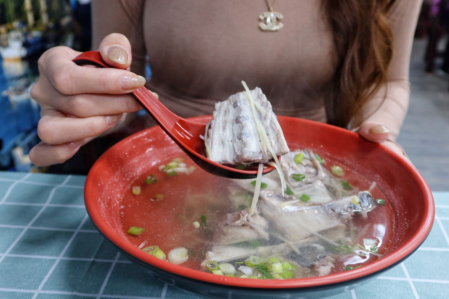 【阿芬鮮魚湯】鮮魚湯只要69元起，海鮮炒飯平價又大碗，在地人激推的南方澳美食! @混血珊莎的奇幻旅程
