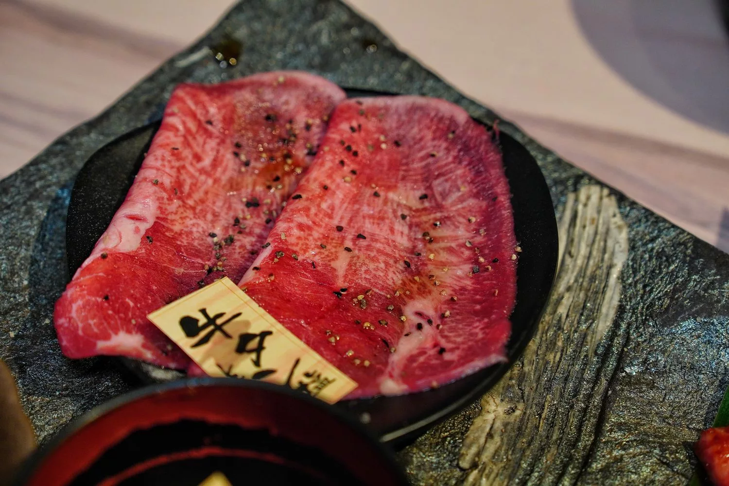 【京都燒肉推薦】京的燒肉處弘 三條木屋町店，鴨川旁的人氣名店，完整訂位教學! @混血珊莎的奇幻旅程