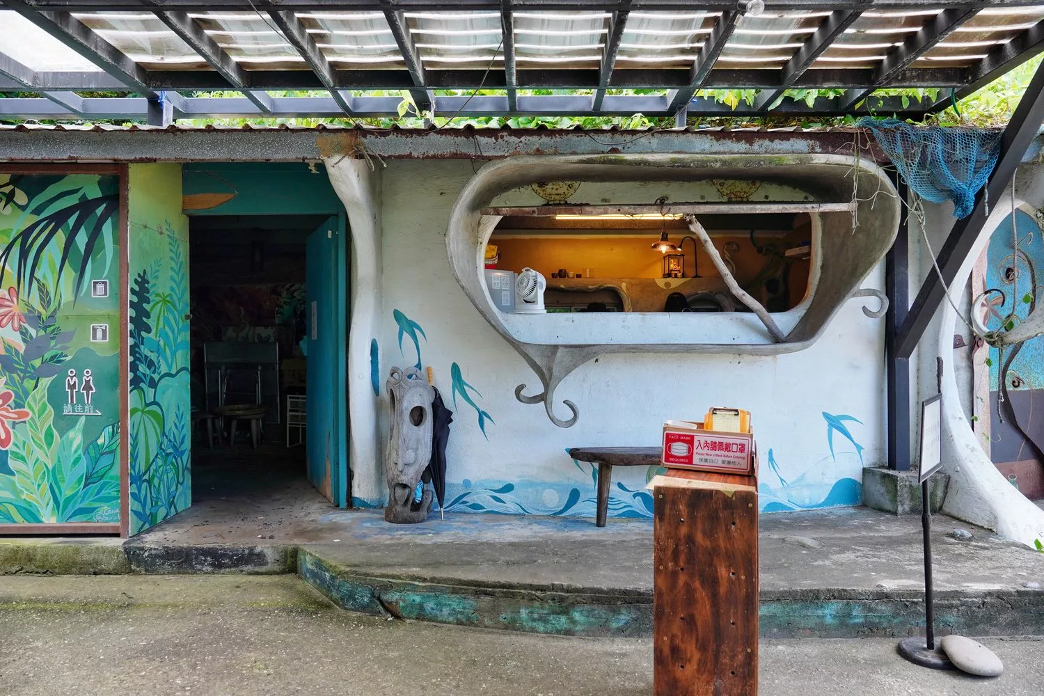 【花蓮海邊咖啡廳】花蓮項鍊海岸工作室，夢幻月牙鞦韆，深藍温柔的午茶時光! @混血珊莎的奇幻旅程