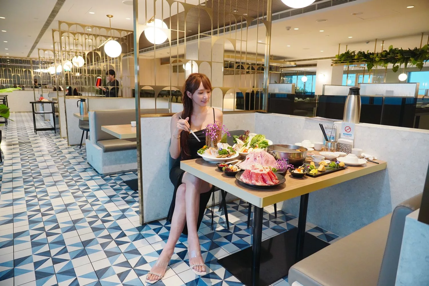 【高雄頂級火鍋】Smile One 精緻涮涮鍋，高雄福華飯店餐廳， 30 樓景觀第一排! @混血珊莎的奇幻旅程