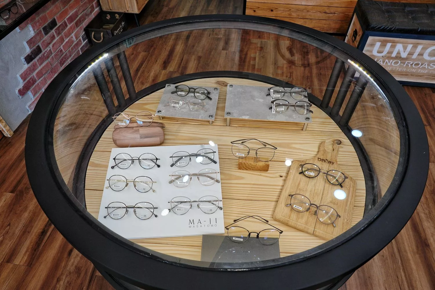 【台中眼鏡行推薦】樂目眼鏡，服務熱情價格透明，質感鏡框搭配超有型! @混血珊莎的奇幻旅程