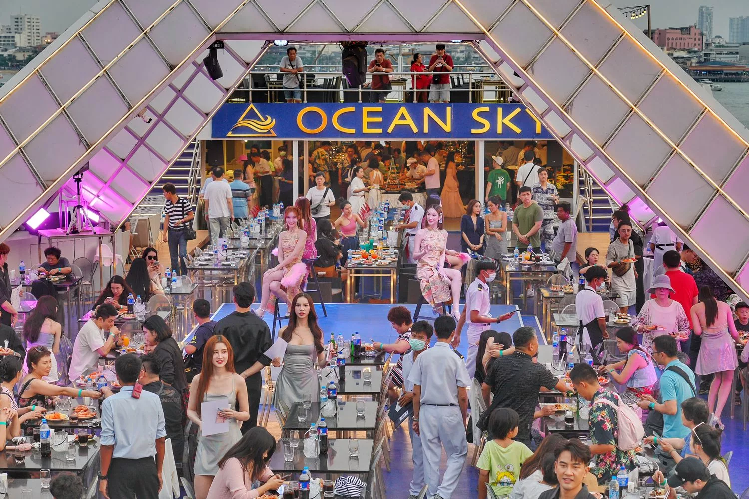 【Ocean Sky Pattaya】海洋天空郵輪晚宴，猛男人妖秀表演超嗨互動，還有自助buffet爽吃! @混血珊莎的奇幻旅程