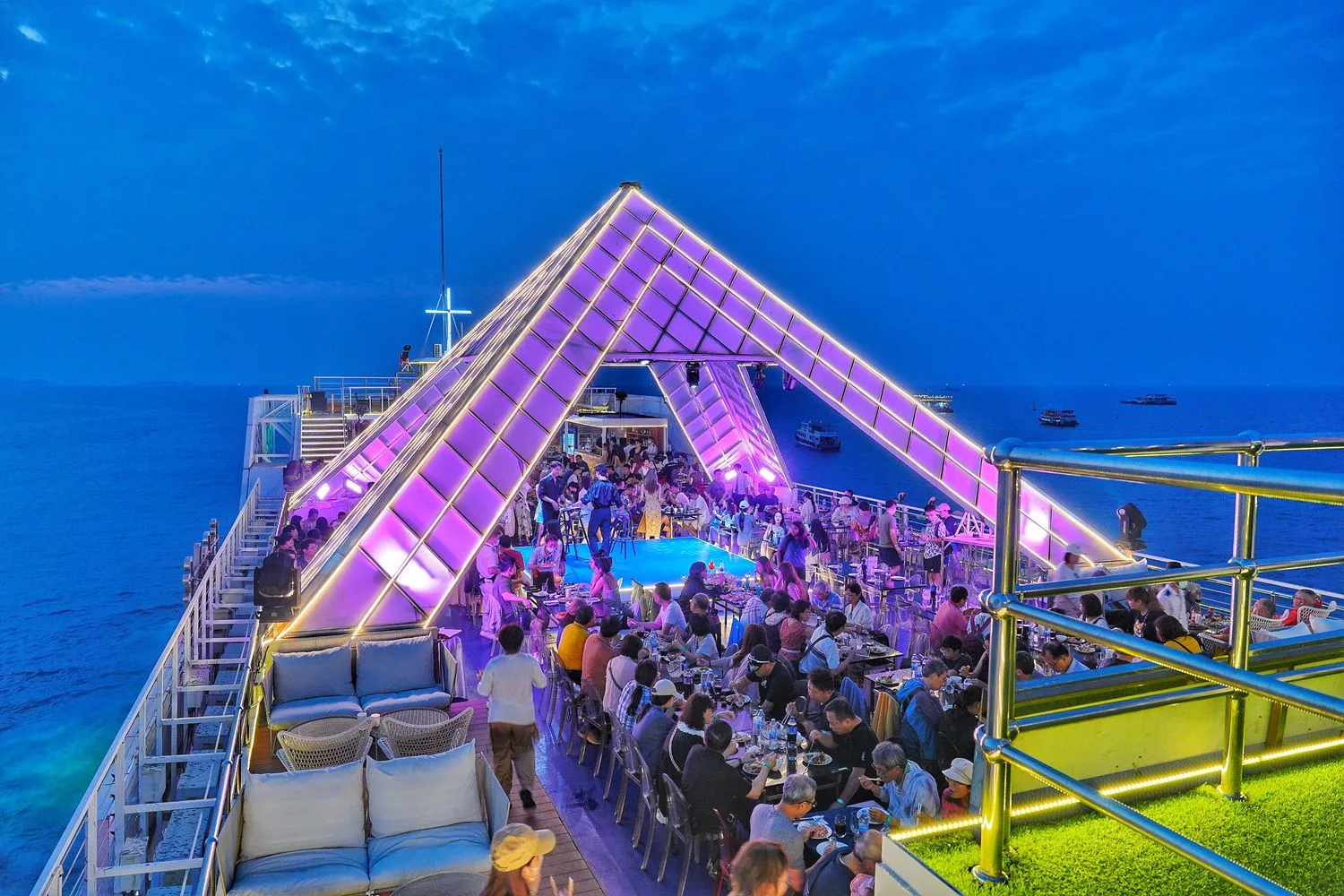 【Ocean Sky Pattaya】海洋天空郵輪晚宴，猛男人妖秀表演超嗨互動，還有自助buffet爽吃! @混血珊莎的奇幻旅程
