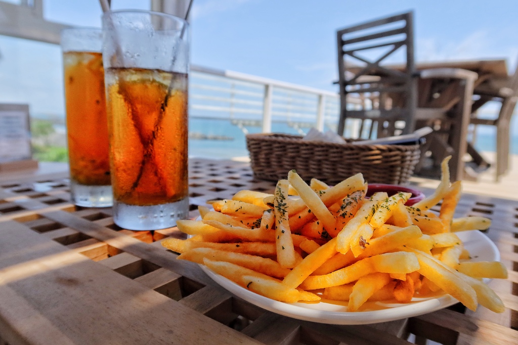 【頭城咖啡廳】滿山望海，飽覽無邊際藍天海景，峇里島風格座位好chill，訂位停車菜單總整理 @Sansa Blog-混血珊莎的奇幻旅程