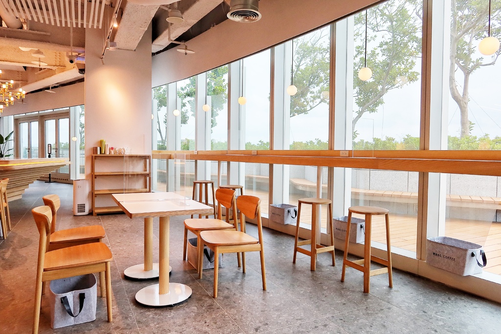 【rec coffee】rec coffee taiwan旗艦店，喝咖啡欣賞180度高空景觀，戶外天台IG打卡點! @混血珊莎的奇幻旅程