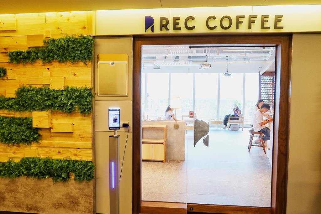 【rec coffee旗艦店】西屯咖啡廳，邊喝咖啡欣賞180度高空景觀，戶外天台IG打卡點! @Sansa Blog-混血珊莎的奇幻旅程