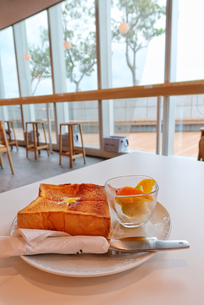 【rec coffee旗艦店】西屯咖啡廳，邊喝咖啡欣賞180度高空景觀，戶外天台IG打卡點! @Sansa Blog-混血珊莎的奇幻旅程