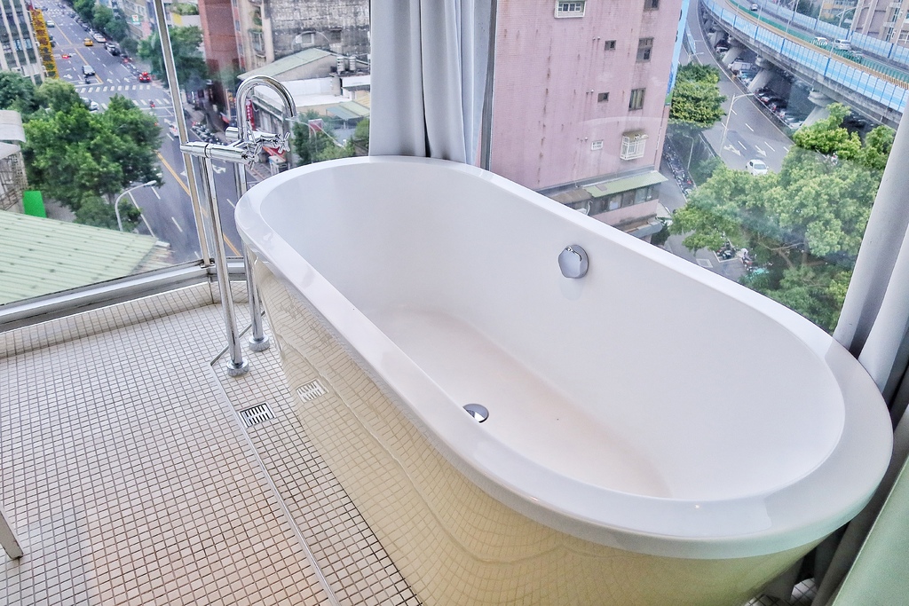 【喜瑞飯店】環景夢幻浴缸雙人房，網美拍照打卡必住! @混血珊莎的奇幻旅程