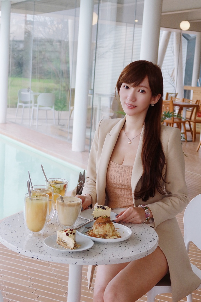 【冬山咖啡廳】宜蘭烏龜島咖啡廳，純白色系玻璃屋，夢幻藍色水池超好拍 @混血珊莎的奇幻旅程