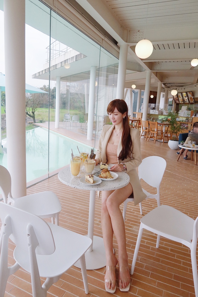 【冬山咖啡廳】宜蘭烏龜島咖啡廳，純白色系玻璃屋，夢幻藍色水池超好拍 @混血珊莎的奇幻旅程