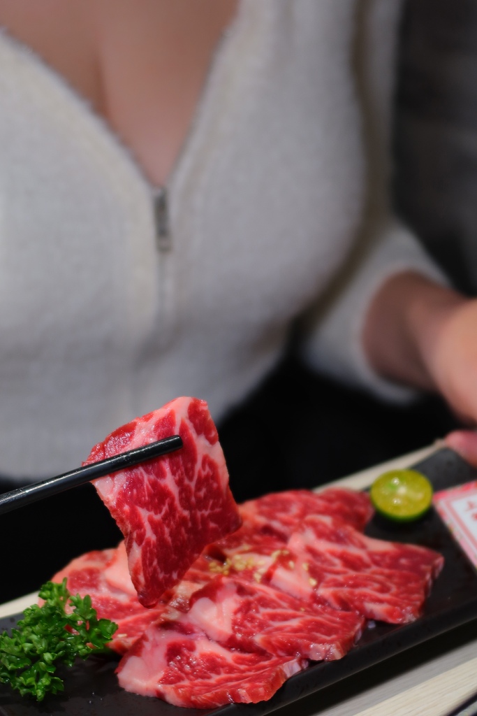 【牛燒肉】Yakinku新店燒肉，高CP值和牛雙人套餐，還有多種特色調酒，套餐價格千元有找! @Sansa Blog-混血珊莎的奇幻旅程
