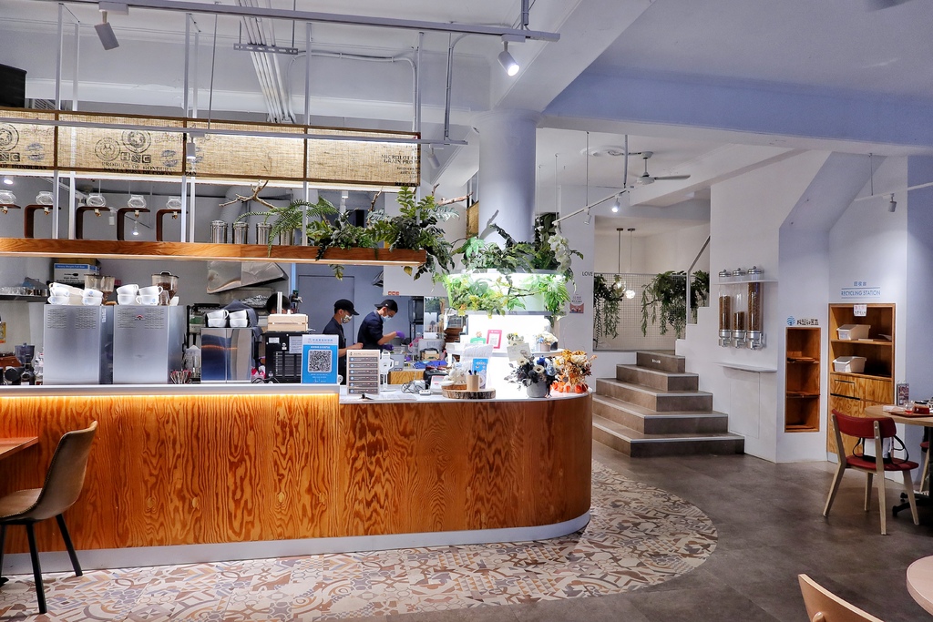 【西門咖啡廳】成真咖啡 西門店，植物系網美咖啡廳，必吃招牌甜點舒芙蕾，還有繽紛彩紅飯超夢幻! @Sansa Blog-混血珊莎的奇幻旅程